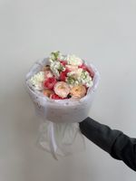 Букет из кустовых пионовидных роз, маттиолы и диантусов