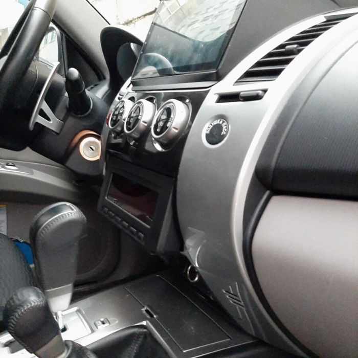 Магнитола для Mitsubishi L200 4, Pajero Sport 2 2006-2016 - FarCar S500-TS10 монитор 9.5" QLED на Android 14, Быстрая, CarPlay, 4G SIM-слот