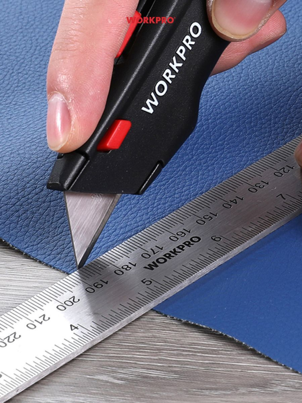 Нож строительный выдвижной универсальный + 3 лезвия WORKPRO WP213008
