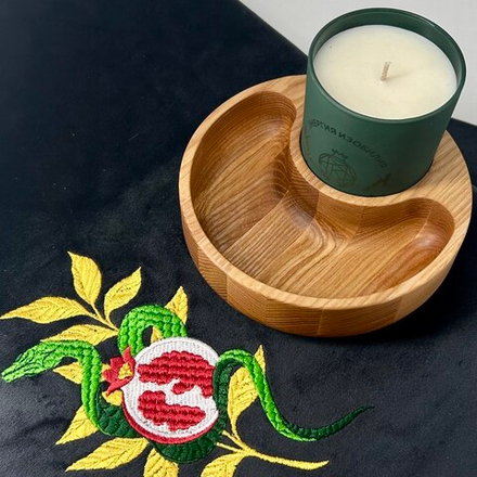 Алтарь из натурального дерева и свеча