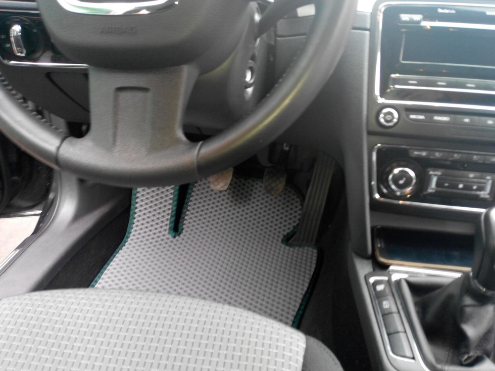 Автоковрики для Skoda SuperB II, B6. Крепеж - Столбики. (2008-2016)
