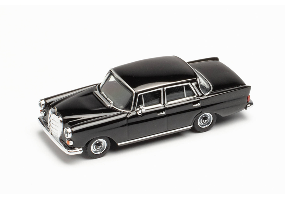 Автомобиль Mercedes-Benz 200, черный