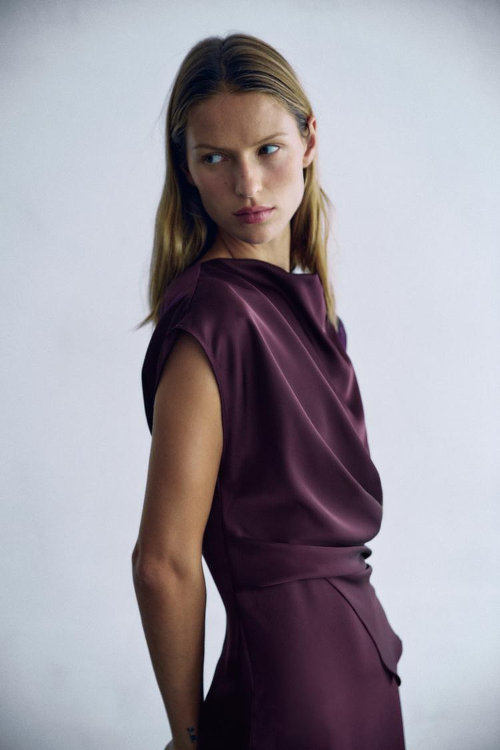 ZARA ПЛАТЬЕ МИДИ СО СБОРКАМИ, ТЕМНО-ГРАНАТОВЫЙ