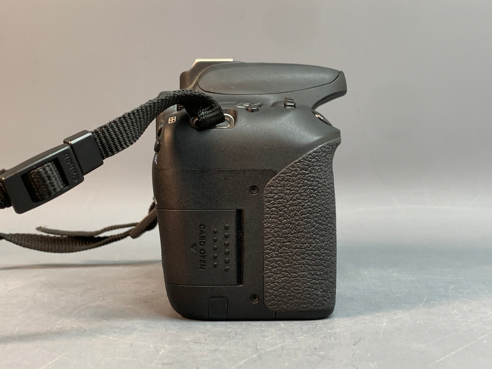 Canon EOS 77D Body 18.400 кадров