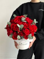 Цветочная коробка из красных кустовых роз и эвкалипта размер S