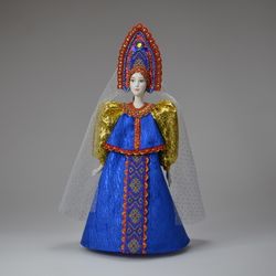 Сувенирная кукла в высоком кокошнике