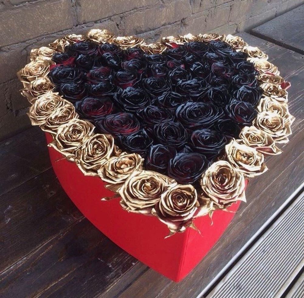 Сердце из роз "Gold &amp; Black"