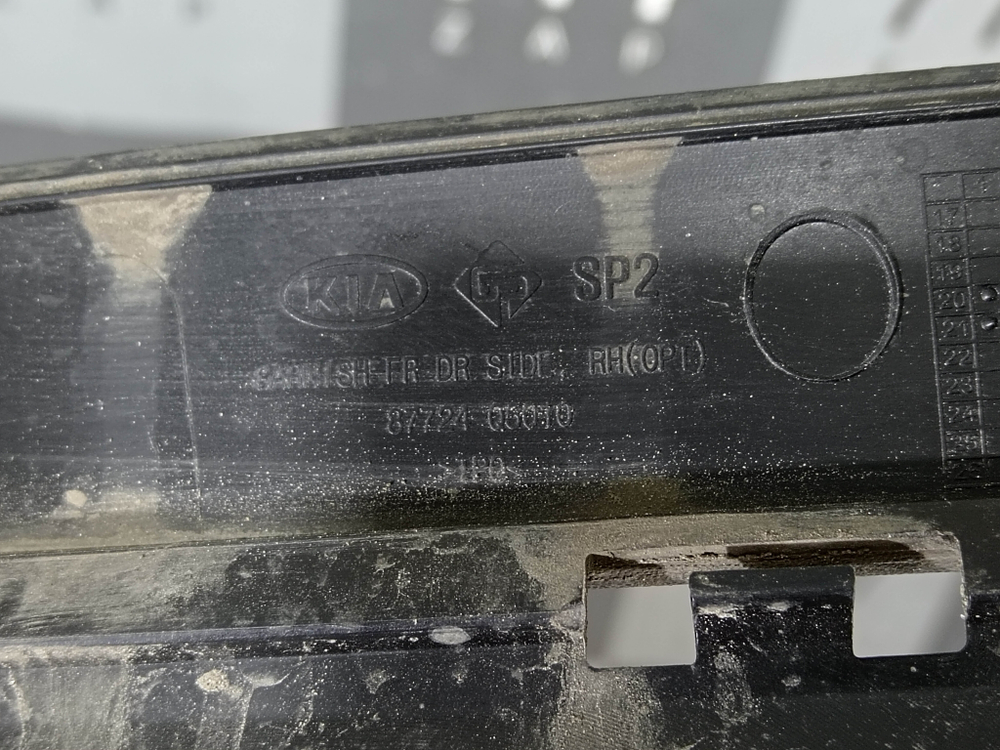 Накладка двери передней правой Kia Seltos 19-нв Б/У Оригинал 87724Q5010