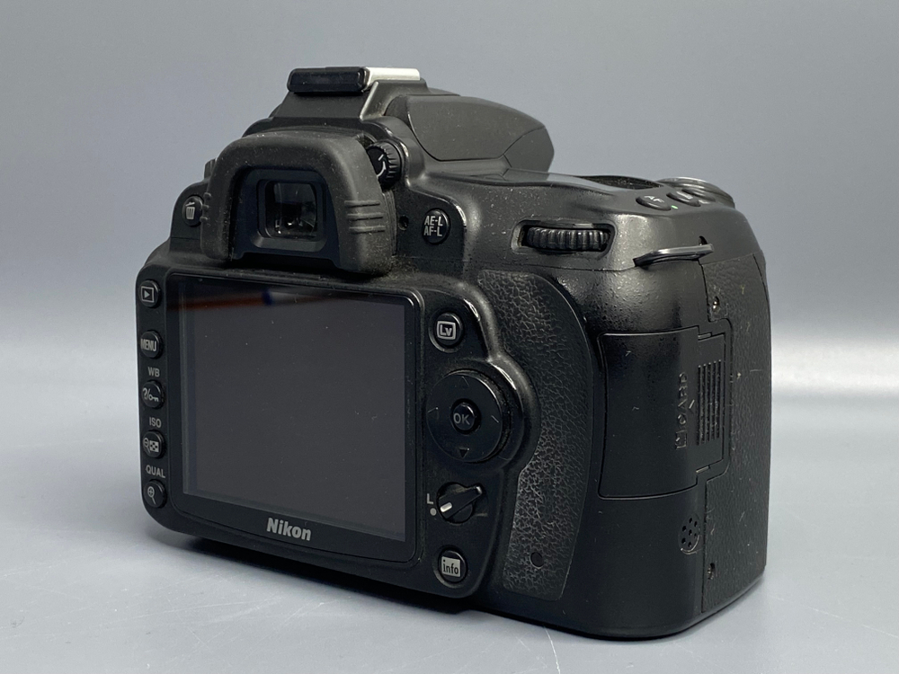 Nikon D90 — не включается