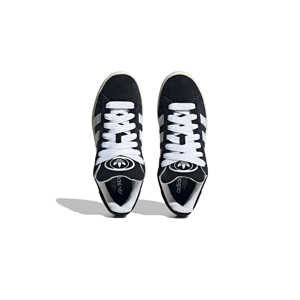 alt="Кроссовки adidas Campus 00s арт. HQ8708 с черным замшевым верхом, белыми полосками и широким язычком вид спереди"
