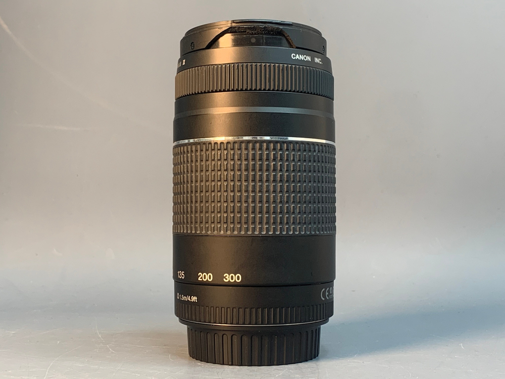 Canon EF 75-300mm 4-5.6 III скол на пластике
