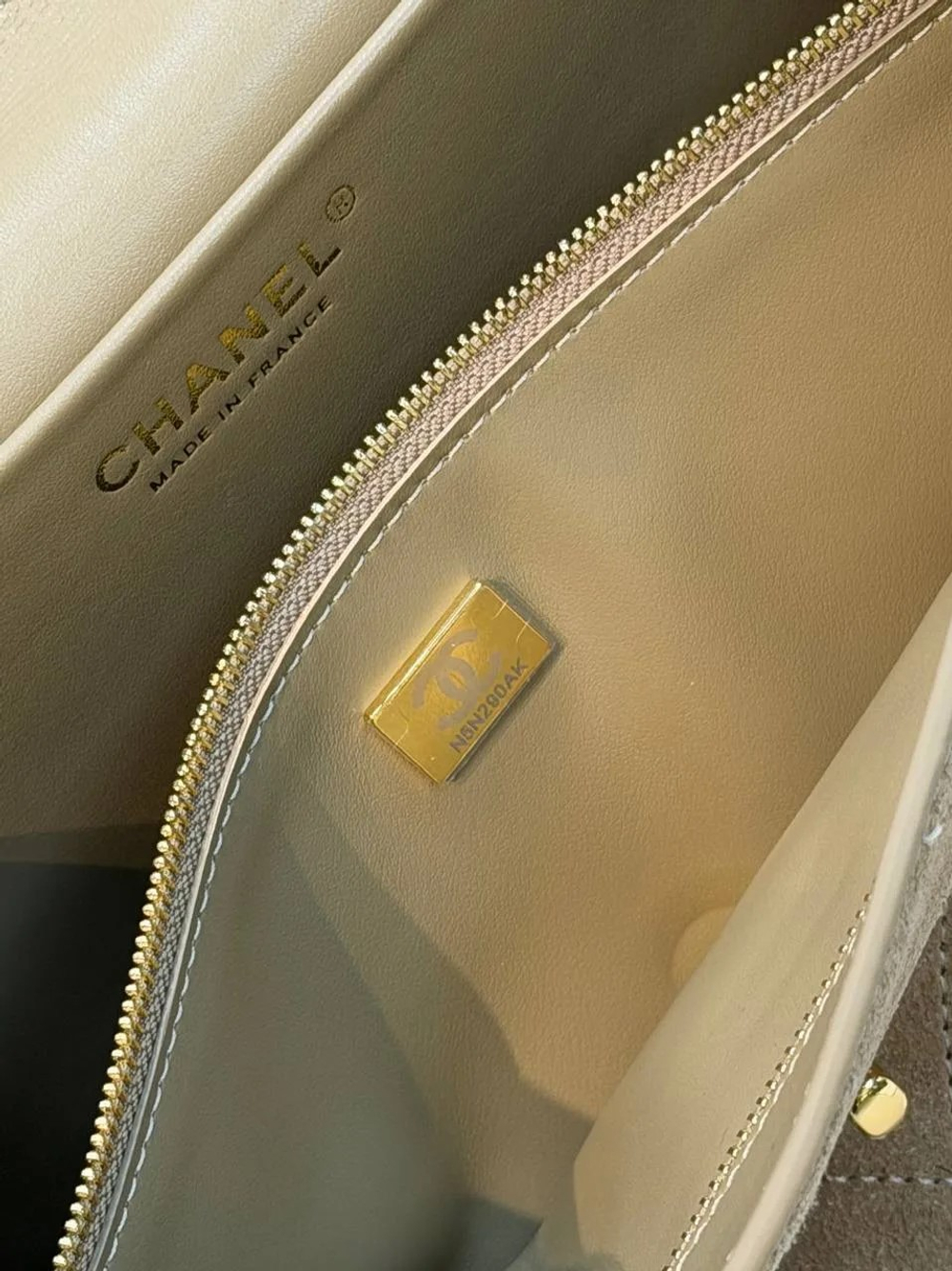 Сумка-конверт Chanel (Шанель) Large бежевая замшевая премиум класса
