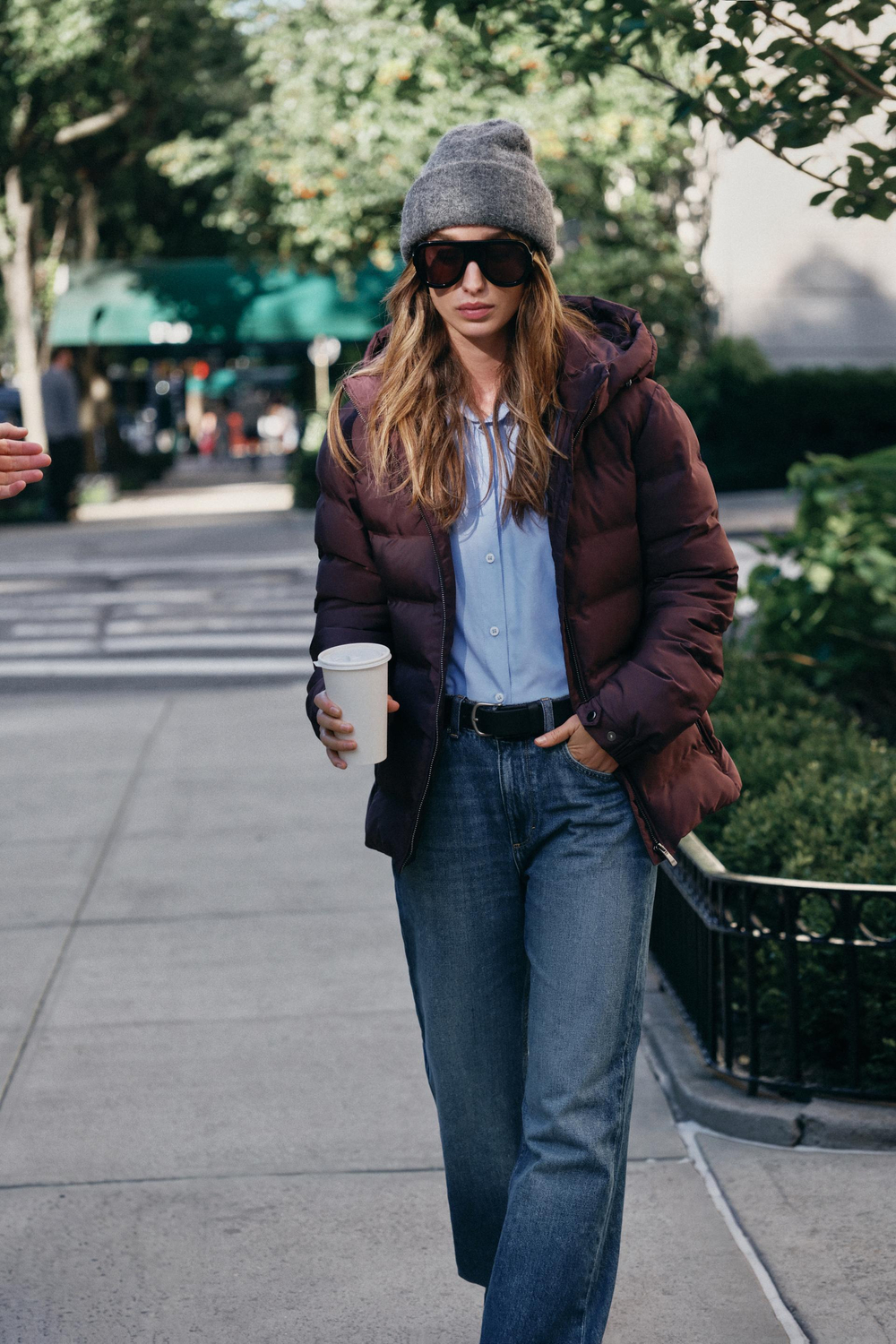 ZARA КОРОТКИЙ ВЕТРОЗАЩИТНЫЙ НЕПРОМОКАЕМЫЙ АНОРАК С КАПЮШОНОМ, БАКЛАЖАННЫЙ