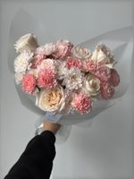 Букет из кустовых пионовидных роз, хризантемы, одноголовых роз и диантусов