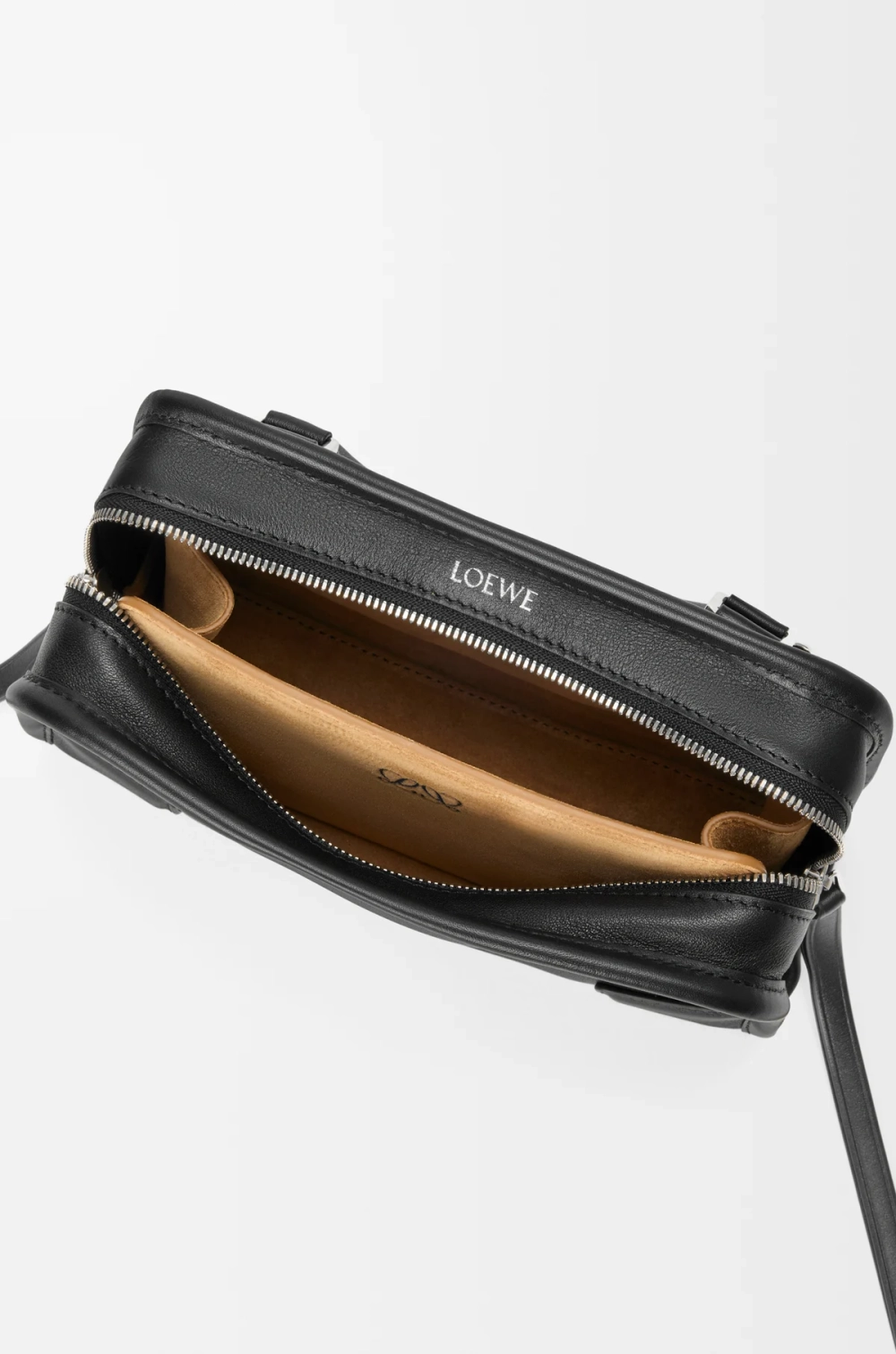 Loewe Мини-сумка Amazona 180 из мягкой телячьей кожи, черный