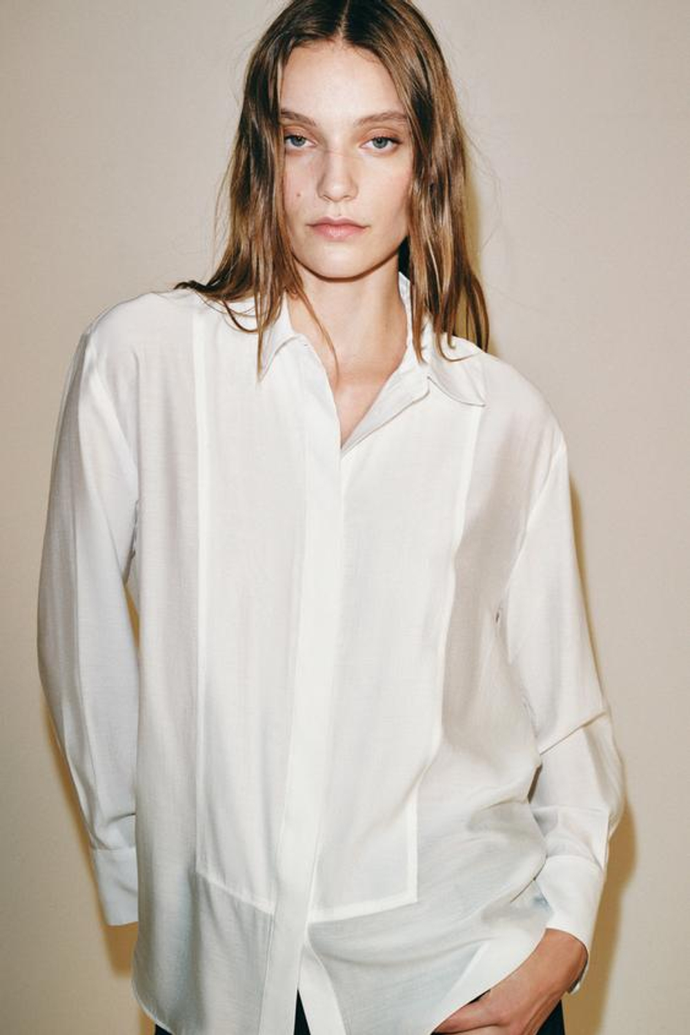 ZARA ОДНОТОННАЯ РУБАШКА С ПЛАНКОЙ — ZW COLLECTION, ЖЕЛТОВАТО-БЕЛЫЙ