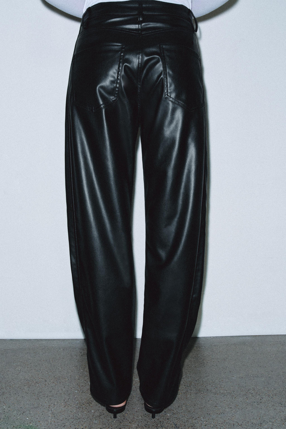 БРЮКИ ANKLE RELAXED ИЗ ИСКУССТВЕННОЙ КОЖИ — ZW COLLECTION — ZARA