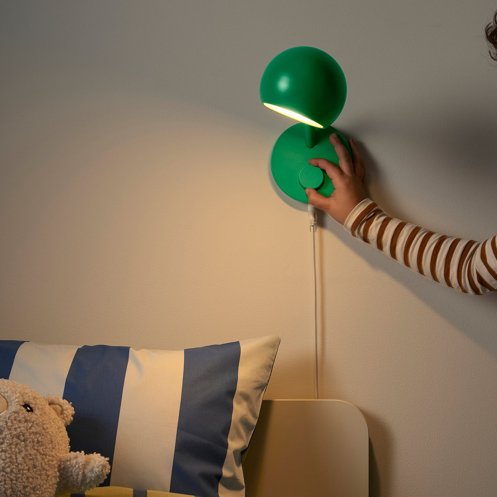 IKEA KORVSNÖRE  (ИКЕА КОРВСНЁРЕ)  -  Лампа настенная LED - диммируемая/зелёная