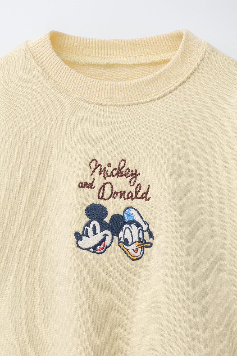 ZARA ТОЛСТОВКА С ВЫШИВКОЙ MICKEY MOUSE © DISNEY, ЦВЕТ СЛИВОЧНОГО МАСЛА