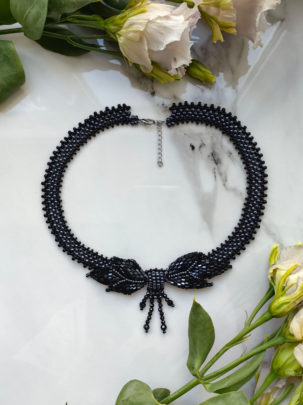 Колье "Бантик" ручной работы из бисера и кристаллов Swarovski