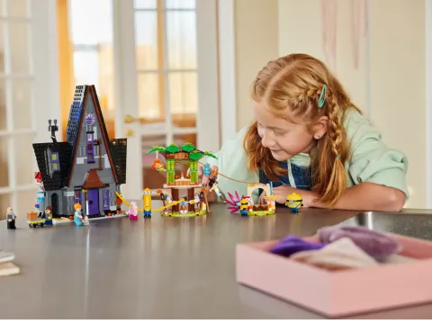 Конструктор LEGO Гадкий я 4 75583 Особняк миньонов и семьи Грю