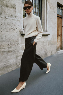 ZARA БРЮКИ-КЮЛОТЫ ИЗ ИСКУССТВЕННОЙ КОЖИ С ЗАЩИПАМИ, ЧЕРНЫЙ