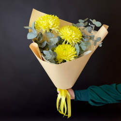 Flower bouquet of 3 yellow chrysanthemums