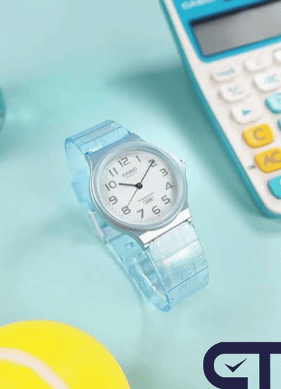 CASIO MQ-24S-2B — классические аналоговые часы в прозрачном голубом корпусе