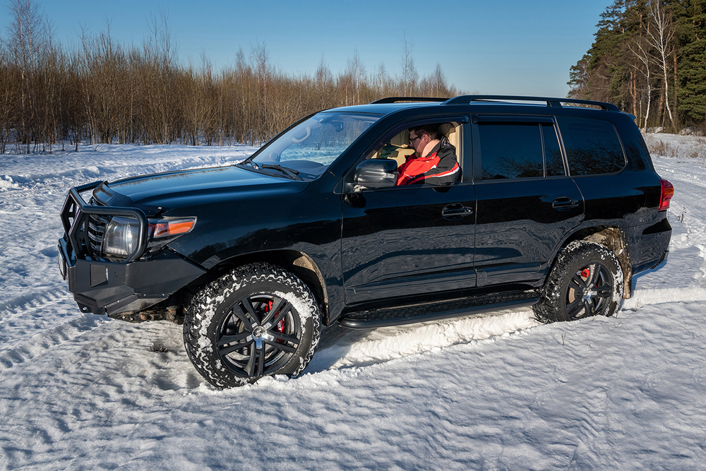 Бампер силовой передний Toyota Land Cruiser 200 2007-2015 c доп. фарами, защитной дугой и защитой бачка омывателя РИФ