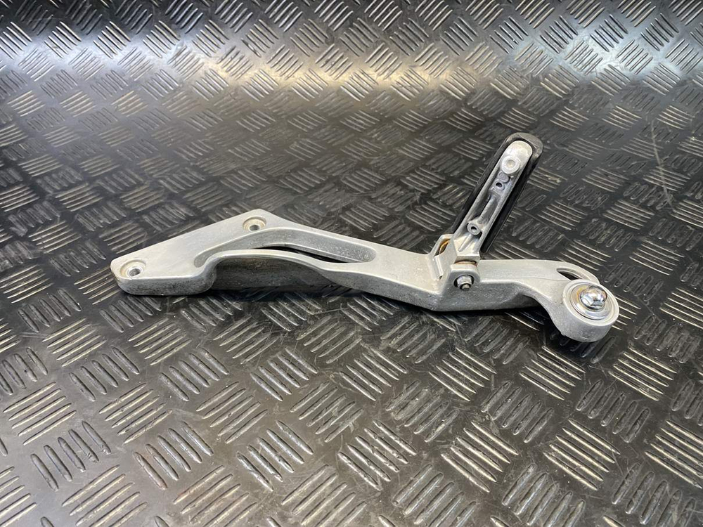 Подножка пассажирская левая Yamaha TDM850 RN03J (с кронштейном) 054006