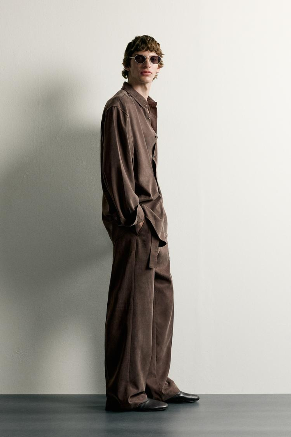 ZARA БРЮКИ RELAXED FIT ИЗ СТРУЯЩЕЙСЯ ТКАНИ С РЕМНЕМ, ТЕМНО-КОРИЧНЕВЫЙ
