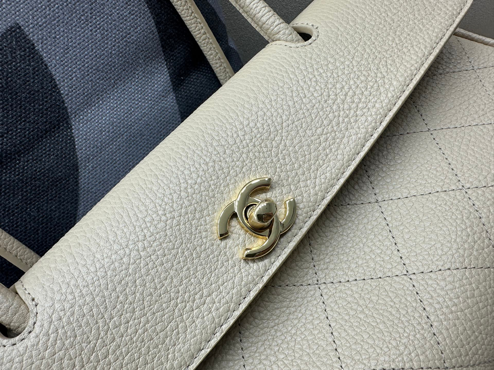 Женская сумка-шопер Chanel с клапаном — молочная, 40 см — фото 4
