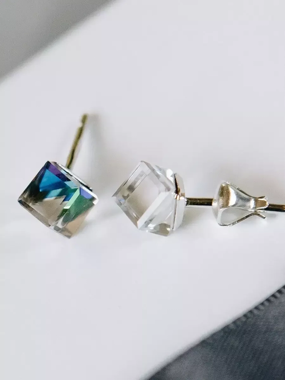 Серьги-гвоздики Миражи с зелеными кубиками-хамелеонами Swarovski