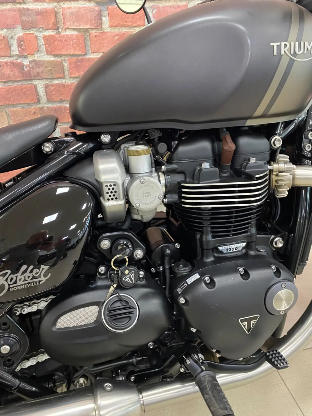 Triumph Bonneville Bobber, 2023 MATT STORM GREY/MATT IRONSTONE