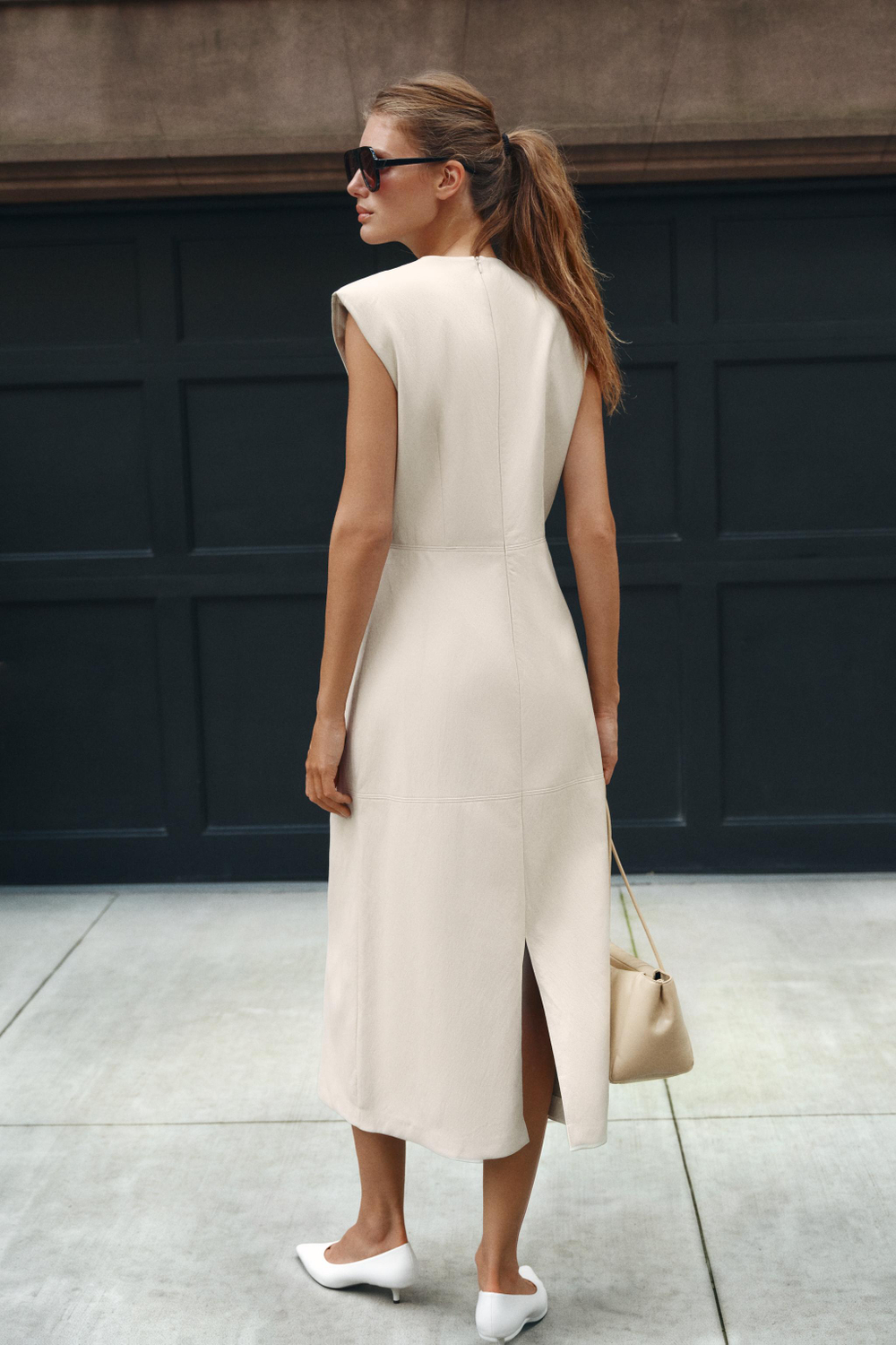 ПЛАТЬЕ МИДИ ИЗ ИСКУССТВЕННОЙ КОЖИ С ПОДПЛЕЧНИКАМИ — ZARA