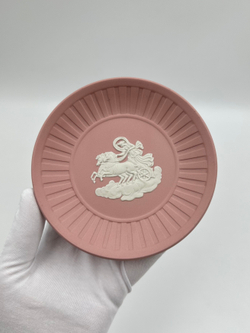 Тарелка декоративная Wedgwood розовая