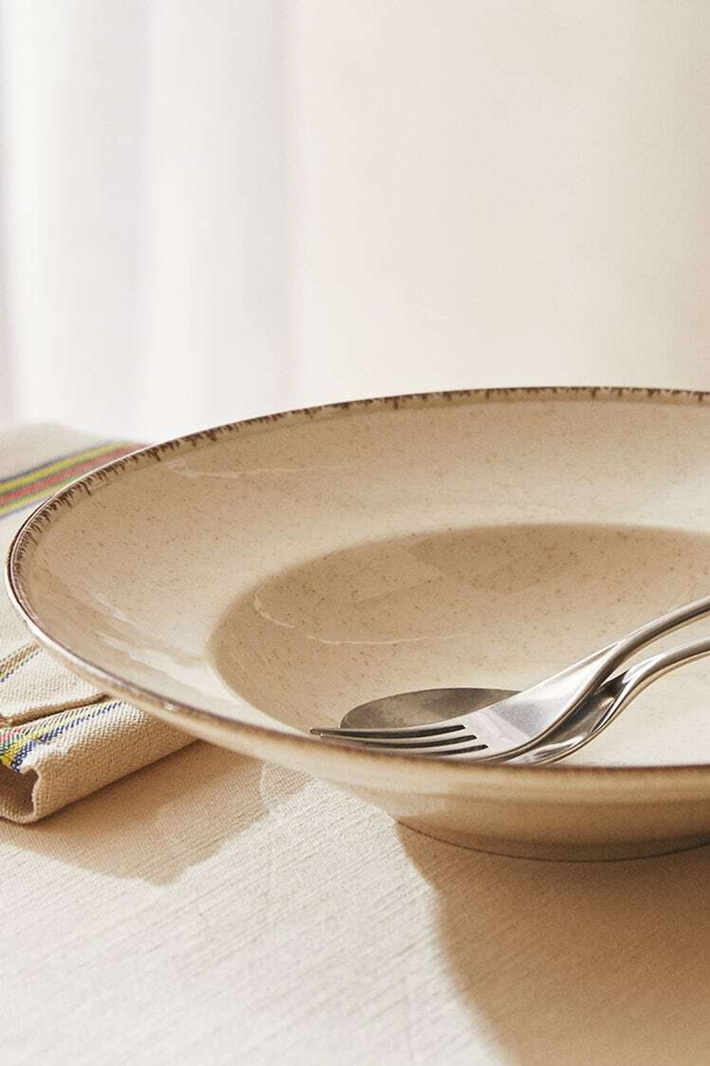 ZARA HOME ФАРФОРОВАЯ ТАРЕЛКА ДЛЯ МАКАРОН СО СТАРИННОЙ ОТДЕЛКОЙ, СВЕТЛО-БЕЖЕВЫЙ