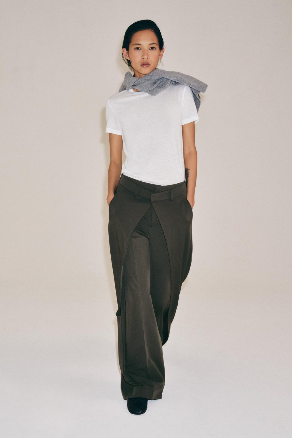 БРЮКИ С ЗАЩИПАМИ СПЕРЕДИ — ZW COLLECTION — ZARA