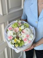 Букет из кустовых диантусов, хризантемы, кустовых пионовидных роз и маттиолы