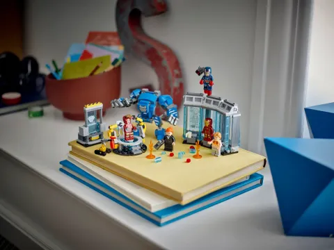 Конструктор LEGO Marvel 76315 Лаборатория Железного человека: Зал доспехов