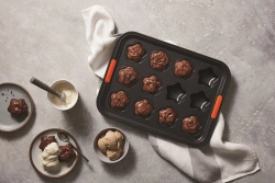 Le Creuset Форма для капкейков 12 звездочек. 46014000010000