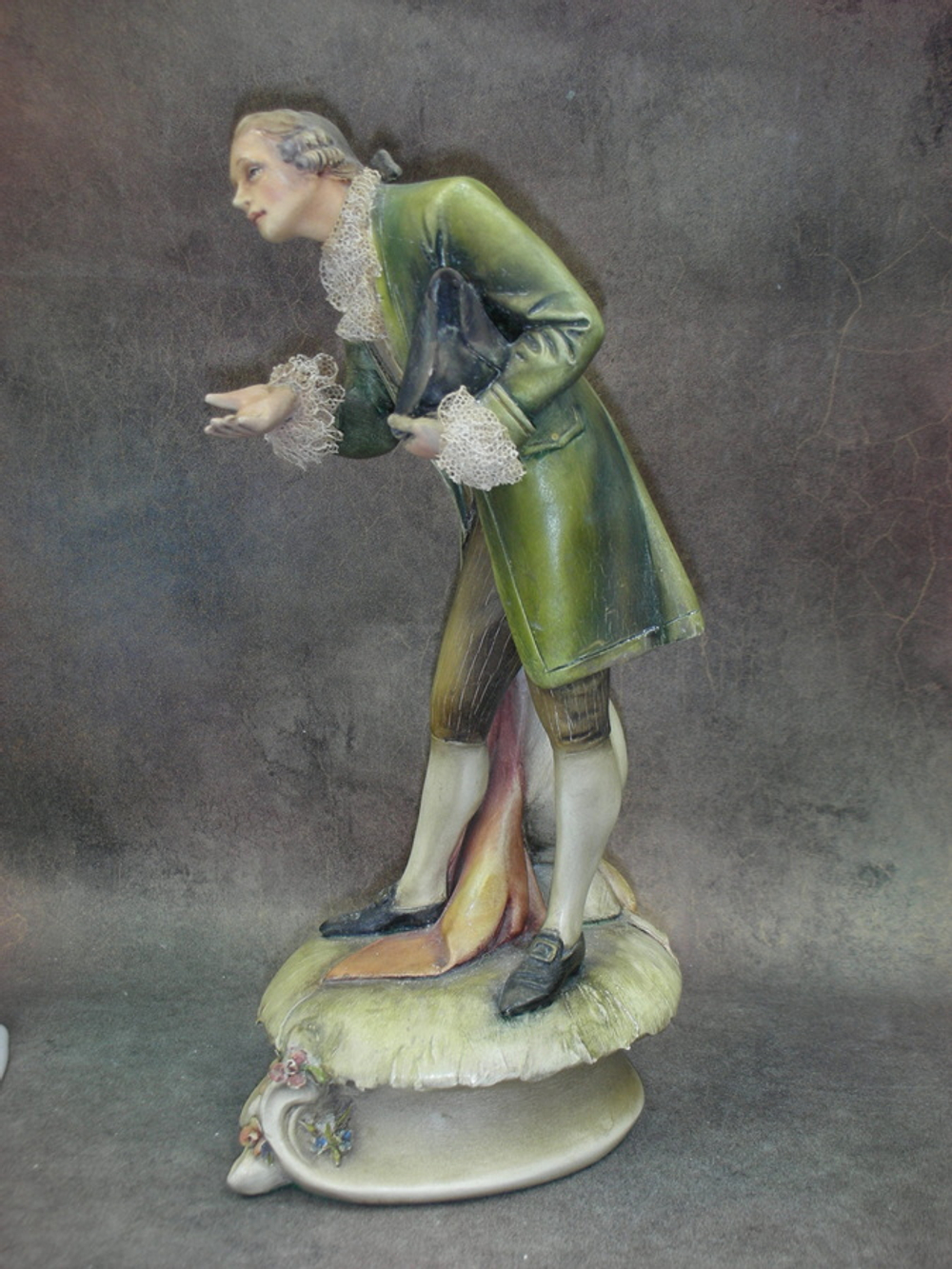 Статуэтка. Фарфор. Придворный господин. Capodimonte. Италия