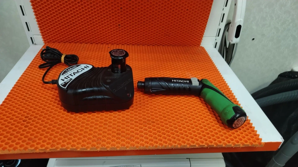 Аккумуляторная отвертка Hitachi DB3DL2