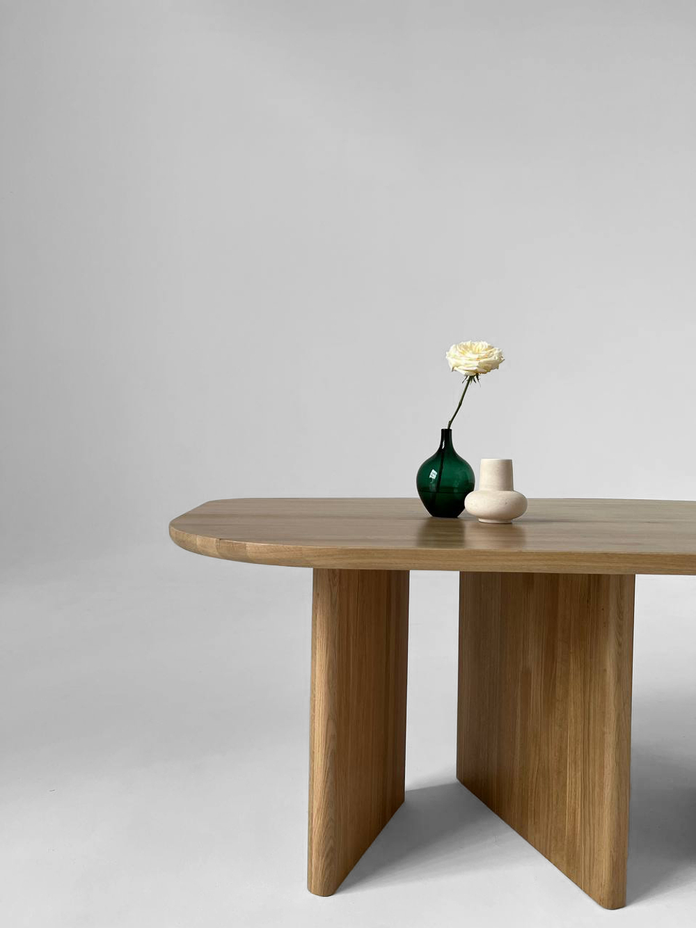 Обеденный стол Rock Oak из натурального дуба с декоративной вазой, вид под углом