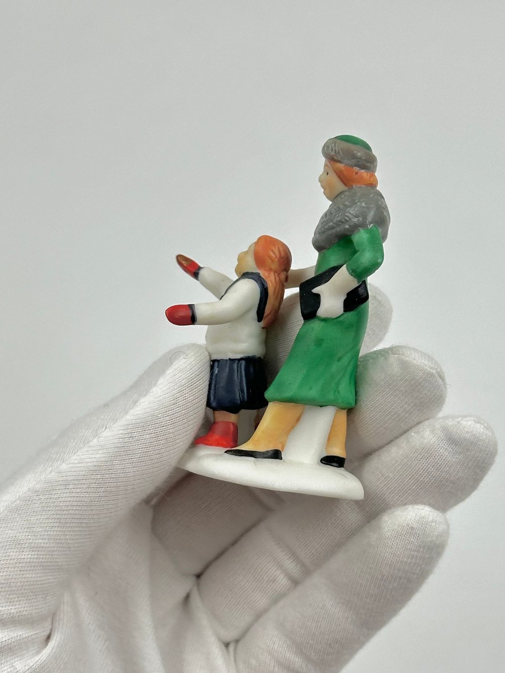Фигурка Женщина с девочкой Department 56
