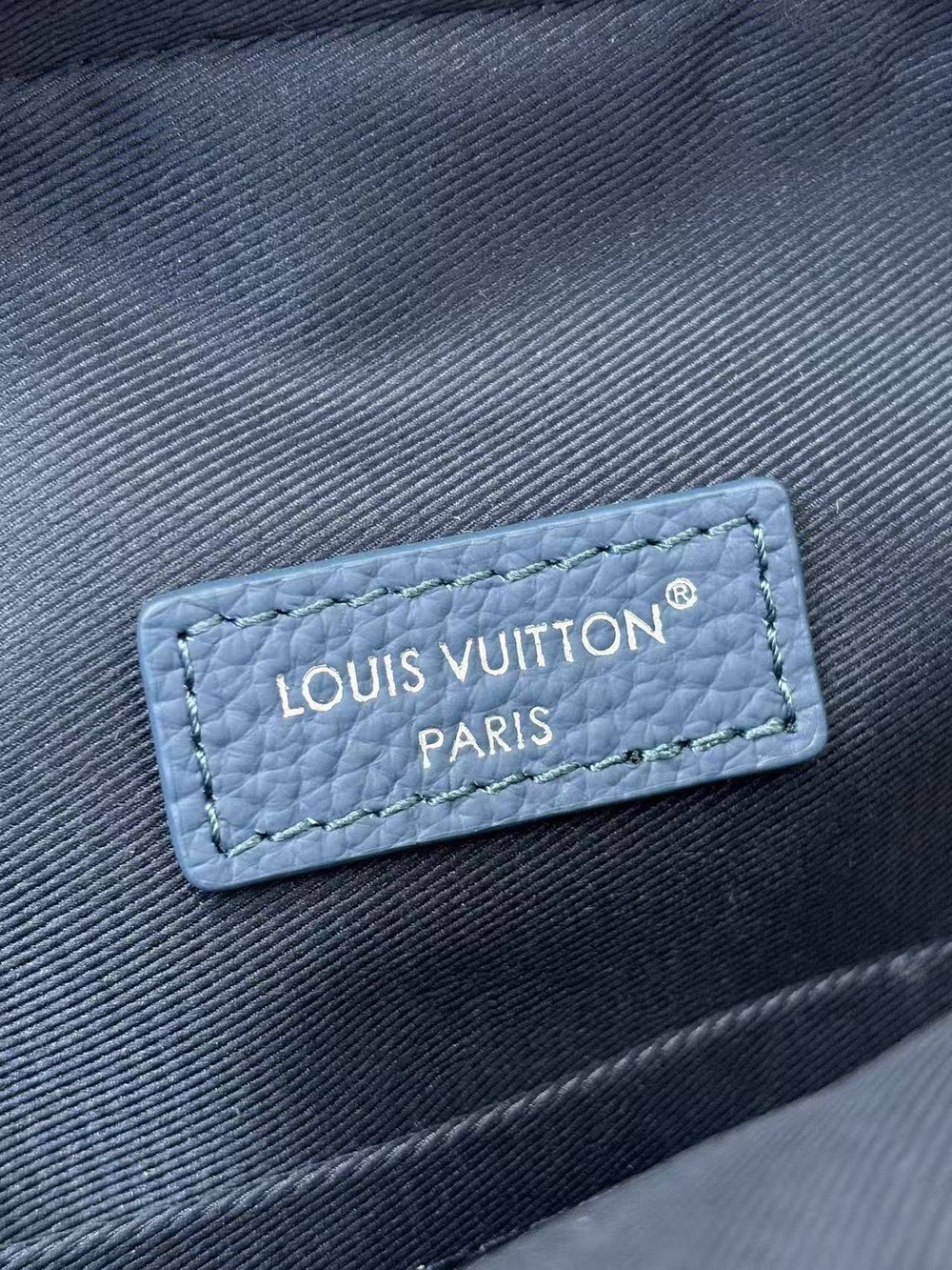 Нагрудная сумка-слинг Louis Vuitton Avenue PM