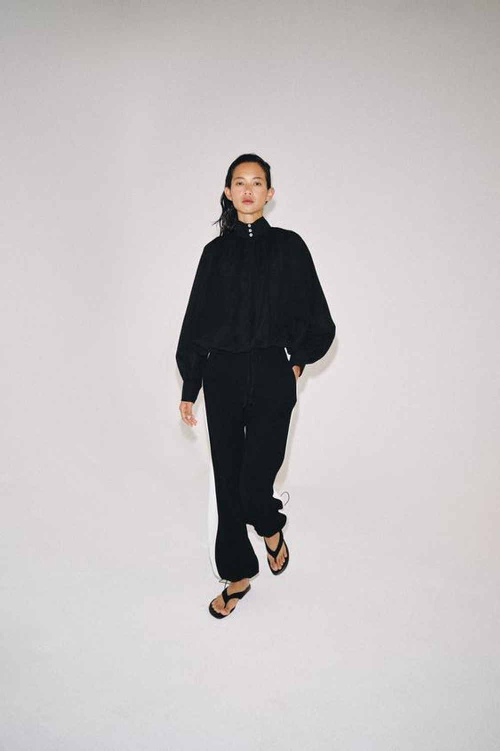 ZARA БРЮКИ-ДЖОГГЕРЫ С ПОЛОСАМИ ПО БОКАМ — ZW COLLECTION, ЧЕРНЫЙ