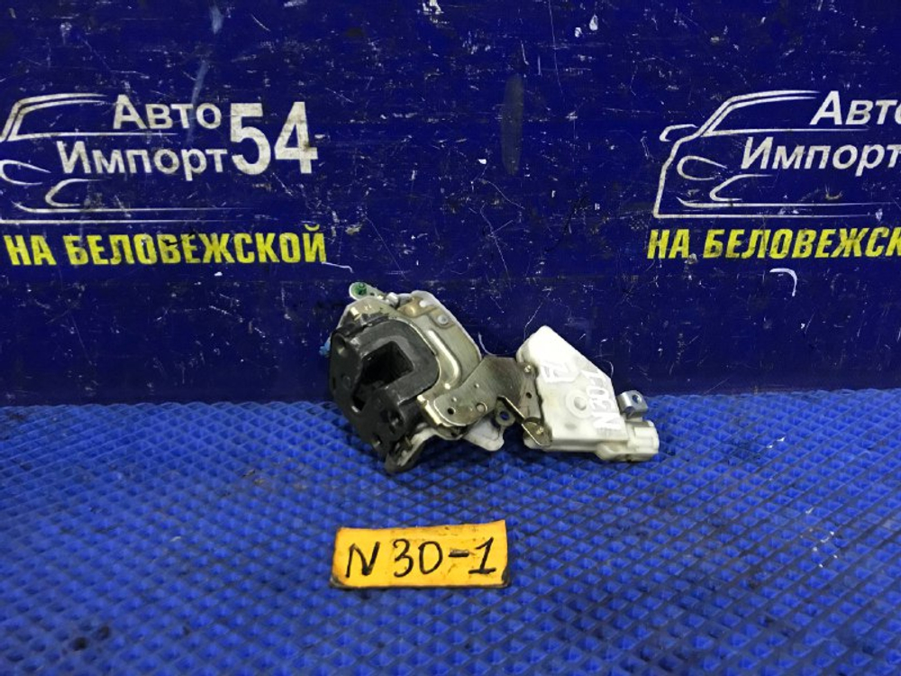 Замок двери передней левой NISSAN R’NESSA 1999