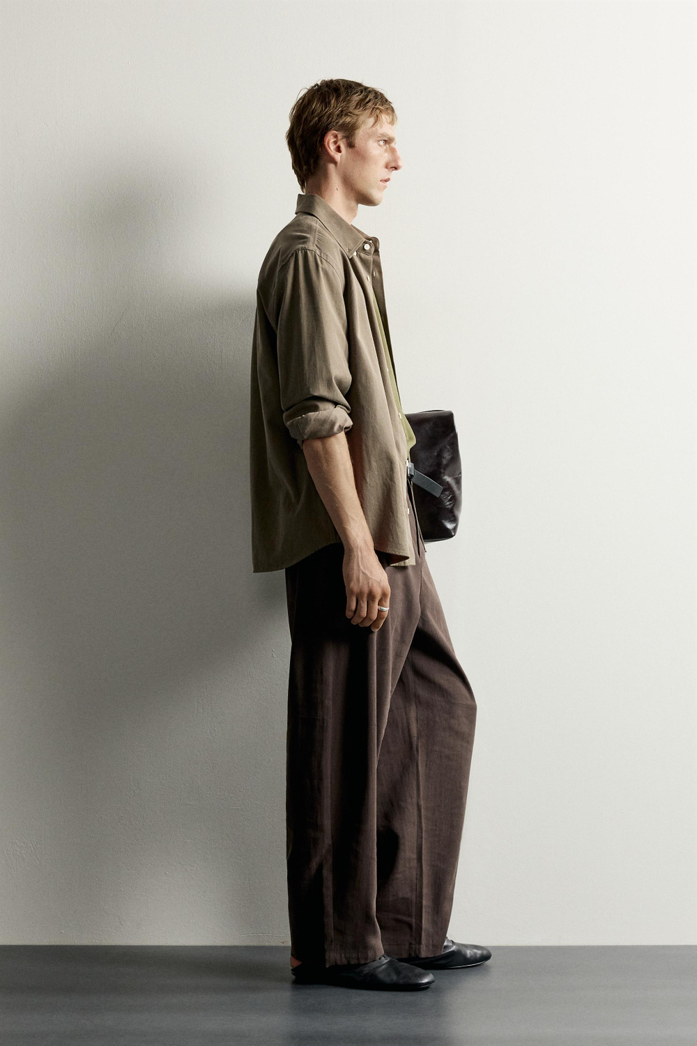 СТРУЯЩИЕСЯ БРЮКИ С БОКОВЫМИ СКЛАДКАМИ — ZARA