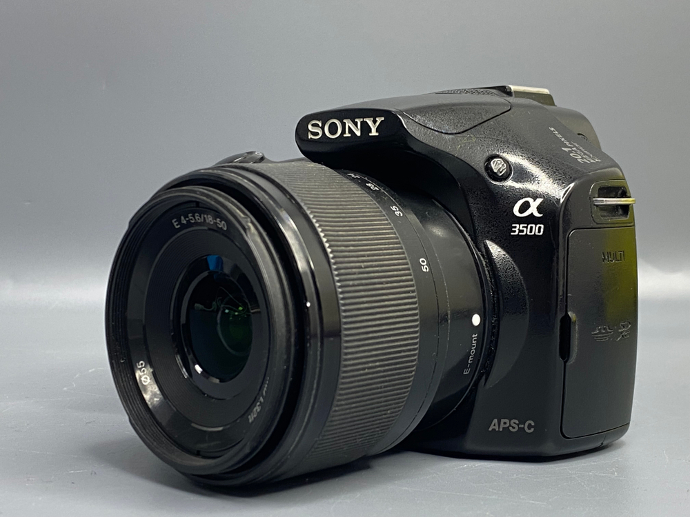 Sony Alpha A3500 Kit 18–50mm 93 000 кадров (не заряжается через micro-USB)